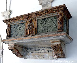 Le sarcophage du Doge Adrea Contarini dans le cloître de Santo Stefano