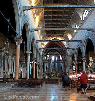 L'intérieur de l'église Santo Stefano à Venise