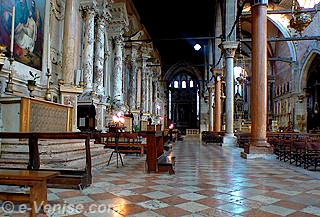 Nef latérale gauche de l'église Santo Stefano à venise
