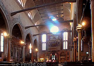 Jeux de lumières dans l'église Santo Stefano