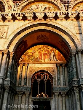 La basilique Saint Marc dans l'or du Soleil