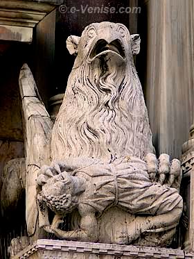 Sculpture sur la façade donnant sur la Piazzetta