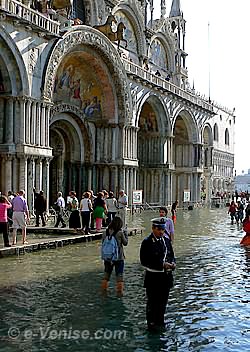 Acqua Alta - Saint Marc, les pieds dans l'eau
