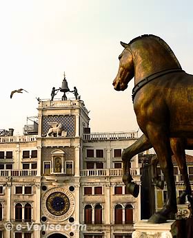 Les chevaux du quadrige de Saint Marc devant la Tour de l'horloge