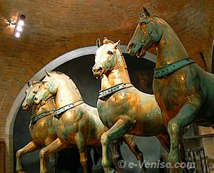 Les chevaux d'origine à l'intérieur de la Basilique