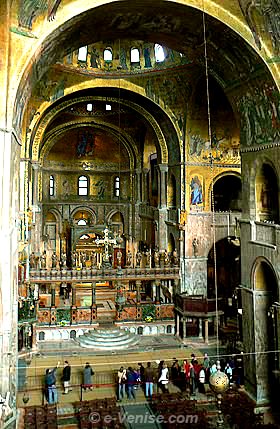 Basilique Saint Marc, la procession... des touristes