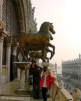 Danielle devant les chevaux de Saint Marc