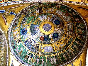 Mosaïques éblouissantes d'une coupole de Saint Marc