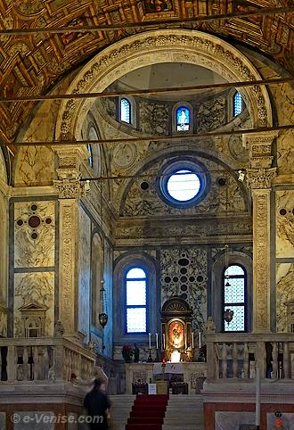 Le Choeur de l'église Santa Maria dei Miracoli à Venise