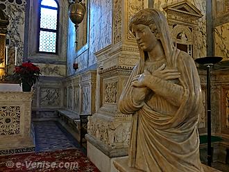 Sculpture de la balustrade du choeur de l'église Santa Maria dei Miracoli à Venise