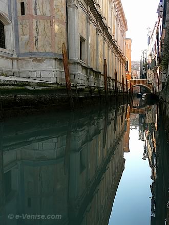 Les reflets de l'église Santa Maria dans le rio dei Miracoli à Venise