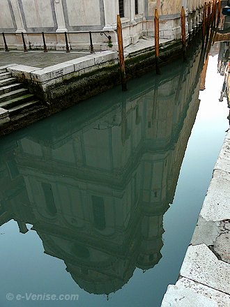 Les reflets de l'église Santa Maria dans le rio dei Miracoli à Venise