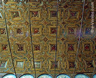 Plafond à caissons de la nef voutée en berceau de l'église Santa Maria dei Miracoli à Venise