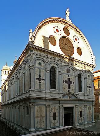 La façade en trompe l'œil de l'église en marbre de Pietro Lombardo Santa Maria dei Miracoli à Venise