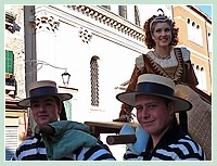 Mais les gondoliers qui portaient cette jolie jeune fille étaient aussi heureux qu'elle ! Sur la via Garibaldi dans le Castello lors de la fête des Marie