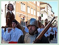 Faire la belle, se faire porter par ces jolis garçons et protéger par des gardes à l'allure farouche, quel plaisir !