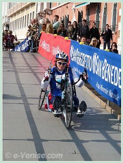 Corazzin Valeria arrivée 1re de la catégorie femmes Handisport du 23ème Marathon de Venise 2008, le VeniceMarathon