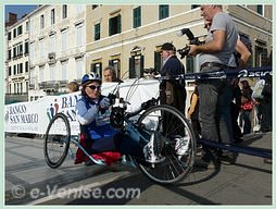 Corazzin Valeria arrivée 1re de la catégorie femmes Handisport du 23e Marathon de Venise 2008, le VeniceMarathon