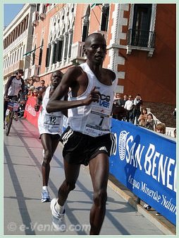 Lomala Joseph Kimosop vainqueur du 23ème Marathon de Venise 2008, le VeniceMarathon