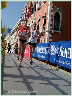 Kalovics Aniko arrivée 1re du 23e Marathon de Venise 2008, le VeniceMarathon