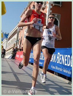 Kalovics Aniko arrivée 1ère du 23ème Marathon de Venise 2008, le VeniceMarathon