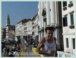 Marathoniens le long du Bassin de Saint Marc sur la Riva degli Schiavoni lors du 23e Marathon de Venise 2008, le VeniceMarathon
