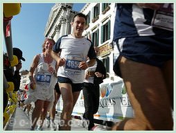 Cette marathonienne en robe blanche est française, elle s'appelle Servane Lagreve et... a fêté son vingtième anniversaire de mariage lors de ce 23ème Marathon de Venise, son mari, hélas caché à droite, était lui en costume noir. Bon Anniversaire !