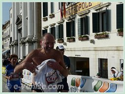 Il faisait chand et ce marathonien courait en slip ! Un peu gêné au moment où il a vu que Daniela le prenait en photo !!! 23ème Marathon de Venise 2008, le VeniceMarathon