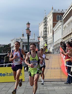 Marathon de Venise : la joie des marathoniens à l'arrivée