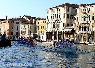 La course de Caorline, à l'avant la Caorlina de Jesolo, arrivée 4ème de l'édition 2007