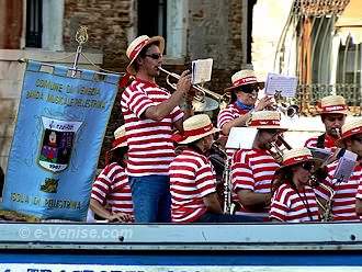 Barque de musiciens à la Regata Storica 2007