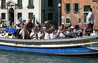 L'une des multiples barques avec sa fanfare sur le Grand Canal