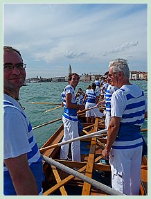 L'&eacute;quipage des Canottieri Querini sur la Disdotona sur le Bassin de Saint Marc lors de la Regata Storica, la régate historique de Venise 2008