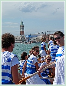 L'équipage de la Disdotona sur le Bacino San Marco lors de la Regata Storica 2008, au centre, assise et bien contente, Daniela !
