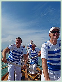 L'&eacute;quipage des Canottieri Querini sur la Disdotona sur le Bassin de Saint Marc lors de la Regata Storica, la régate historique de Venise 2008