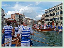 L'&eacute;quipage des Canottieri Querini sur la Disdotona sur le Grand Canal lors de la Regata Storica, la régate historique de Venise 2008