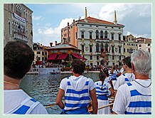 L'&eacute;quipage des Canottieri Querini sur la Disdotona sur le Grand Canal, devant nous, le Pavillon des Officiels, lors de la Regata Storica, la régate historique de Venise 2008