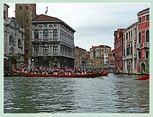 Les Canottieri du club du Bucintoro lors de la Regata Storica, la régate historique de Venise 2008