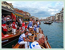 La Disdotona sur le Grand Canal lors de la Regata Storica 2008, particulièrement bien placée pour prendre les photos des régates