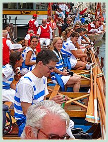 L'équipage de la Disdotona sur le Grand Canal lors de la Regata Storica 2008, au centre, votre photographe, Daniela, derrière nous, en rouge, les Canottieri de la Francescana
