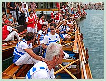 L'équipage de la Disdotona sur le Grand Canal lors de la Regata Storica 2008, au centre, votre photographe, Daniela, derrière nous, en rouge, les Canottieri de la Francescana