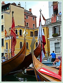 Très jolies proues et poupes de gondoles à multiples rameurs à la Regata Storica, la régate historique de Venise 2008
