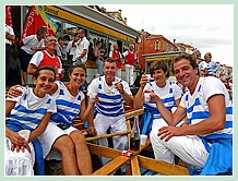 L'équipage de la Disdotona sur le Grand Canal lors de la Regata Storica 2008, un petit Brindisi, ça ne se refuse pas !