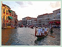 Tout a une fin et les équipages repartent sur le Grand Canal après la clôture de cette Regata Storica 2008