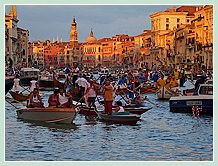 Confusion entre barques en tous genres après la clôture de la Regata Storica 2008, mais ici se mouvoir sur l'eau est une seconde nature et il n'y a eu aucune casse