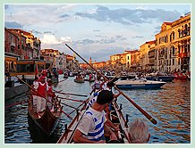 A notre tour, nous nous apprêtons à quitter le Grand Canal pour ramener notre chère Disdotona à la maison à la fin de cette Regata Storica 2008