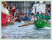La caorlina verte du Castello, l'équipage vainqueur de la régate des Caorline 2008 à la Regata Storica, composé de Renzo Savoldello, Luca Ballarin, Alberto Busetto, Roberto Angelin, Michele Vianello, Gaetano Bregantin