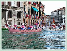 La Caorlina Rose, de Burano, arrivée deuxième de la régate des Caorline à la Regata Storica 2008, avec son équipage composé de Graziano Seno, Alfredo Seno, Mattia Costantini, Davide Rossi, Massimo Memo et Cesare Tosi