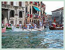 La Caorlina Blanche du Dorsoduro, arrivée troisième de la régate des Caorline à la Regata Storica 2008, et son équipage composé d'Eugenio Zennaro, Giuseppe Barichello, Claudio Carrettin, Paolo Polesel, Mauro Ceciliati et Andrea Ortica