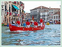 La Caorlina Rouge de Cavallino-Treporti, arrivée cinquième de la régate des Caorline à la Regata Storica 2008, et son équipage compose d'Angelo Scarpa (Bolo), Mirco Savio, Domenico Santin, Fabio Barzaghi, Alberto Garlato et Massimiliano Valerosi